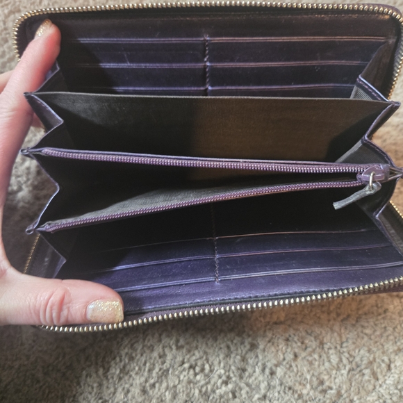 Gucci Plum Patent Leather Zip Wallet with Gold Hearts - Picture 3 of 4